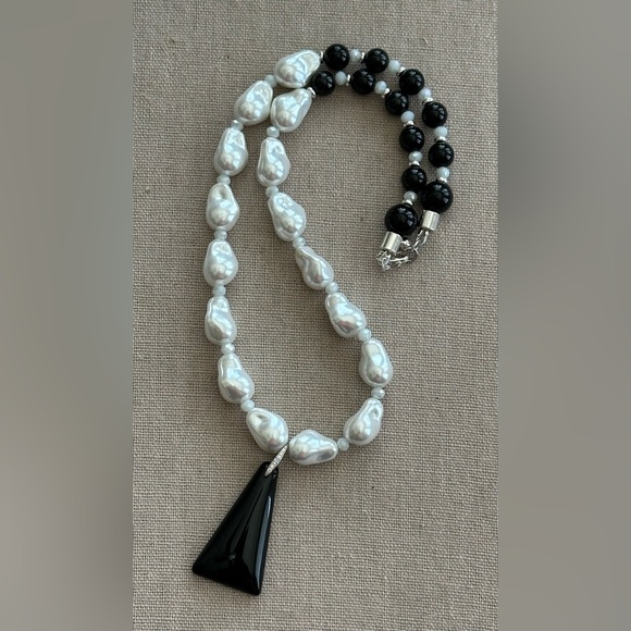 20-1/2 inch White Shell Pearl Baroque bead Necklace NWOT - Picture 8 of 10